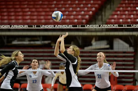 Lamar hangs on to defeat Wildcat volleyball in five sets Image