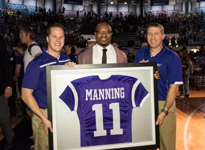 Manning becomes fourth Wildcat to have number retired Image