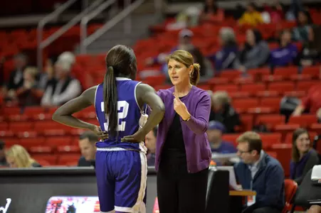 Women’s basketball defeats Eastern Washington, 72-60, to improve to 7-2 Image