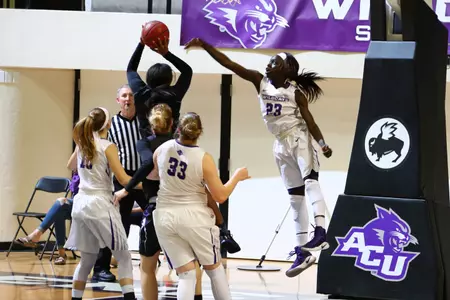 SFA makes big early lead stand up in 70-61 win Image