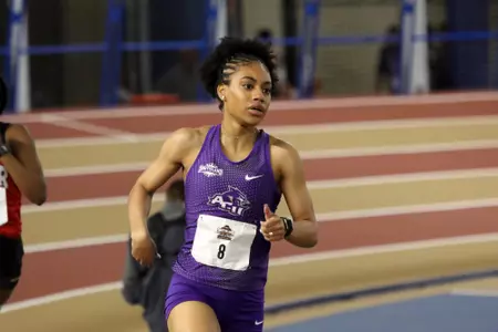 Mya Henson competing in the 400m dash at 2020 Southland Indoors.