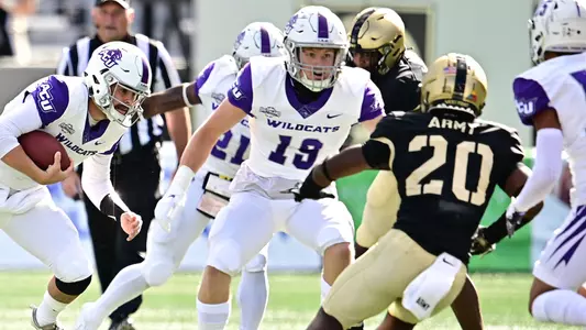 Dax Neece (center) prepares to block for QB Peyton Mansell