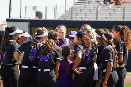 SB team huddle during fall scrimmage