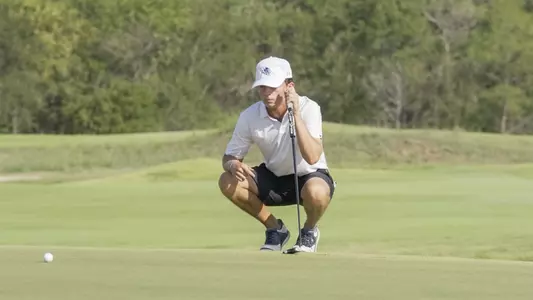 Jack Hollingsed lining up a putt
