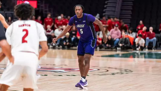 Quion Williams gets ready to guard a Seattle U player on January 11, 2025