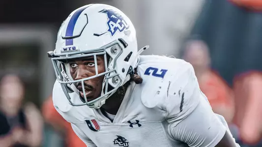 Jordan Mukes prepares for a play at UIW on September 27, 2025