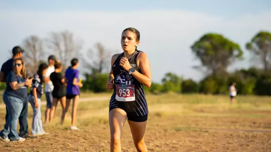 Chloe McLellan runs in the 2025 Naimadu Classic