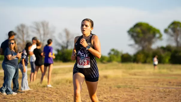 Chloe McLellan runs in the 2025 Naimadu Classic