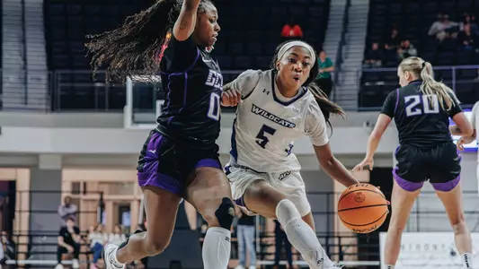 Breanna Davis dribbles in ACU women's basketball's matchup versus Grand Canyon at Moody Coliseum on Jan. 16, 2025.