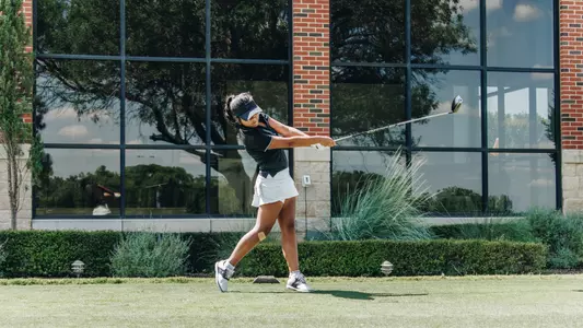 Jasmine Do swings at a practice round on Sept. 11, 2025.