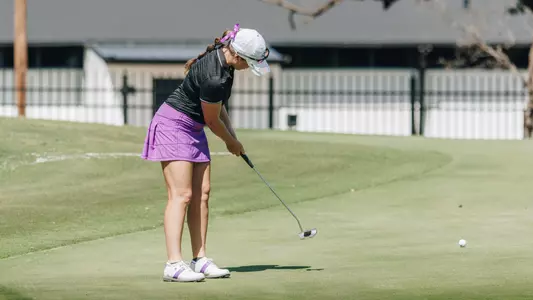 Ryann Honea putts at an ACU practice on Sept. 11, 2025.