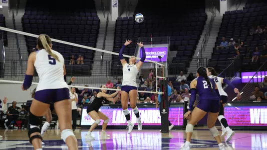 Rachel Koss sets the ball versus Northwestern State at Moody Coliseum on Sept. 3, 2025.