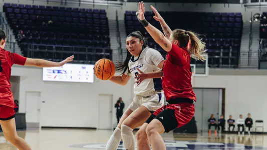 Natalia Chavez drives to the basket in ACU's 82-54 win over Southern Utah at Moody Coliseum on Jan. 17, 2026.