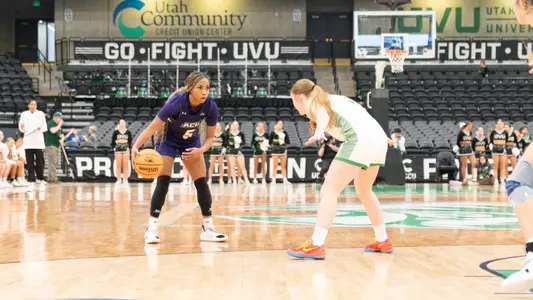 Breanna Davis scans the defense in ACU's matchup versus Utah Valley in Orem, Utah on Jan. 3, 2026.