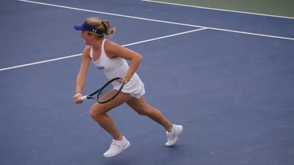 Elsa Luthar runs to save a ball from her opponent.