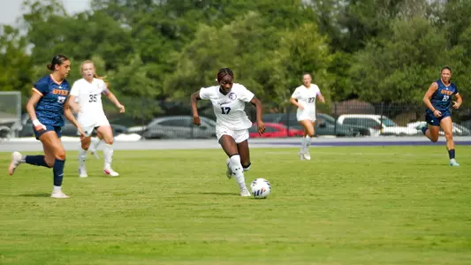Nia Leslie dribbles past defenders in a game against UTEP on August 23, 2026.