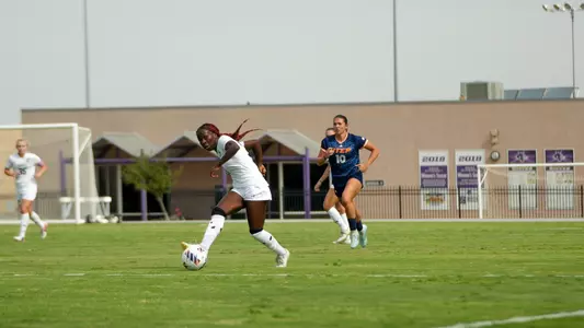 Nia Leslie passes the ball to her teammate in a game against UTEP on Aug. 23, 2026.