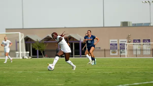 Nia Leslie passes the ball to her teammate in a game against UTEP on Aug. 23, 2026.