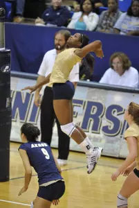 Zips Conclude Regular-Season With Five-Set Heartbreaker Image