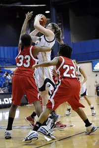 Surging Zips Topple Huskies, Push Win Streak to Five Image