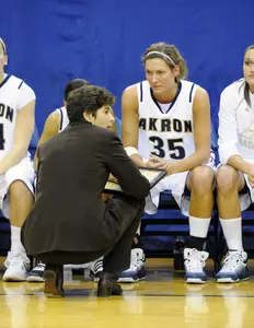 Women's Basketball Places 10 on Dean's List Image