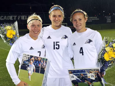 Women's Soccer Ties Western Michigan, 1-1, on Senior Night Image