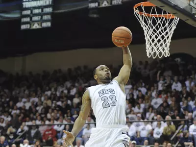 Gilliam Scores 22 as Men's Basketball Cruises to 82-63 Win Image