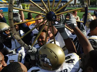 Zips, Flashes Face Off Saturday in 42nd-Annual Battle for the Wagon Wheel Image
