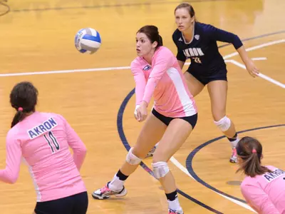 Volleyball comes up short against Western Michigan in three sets Image