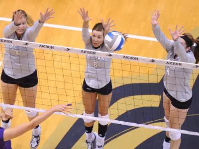 Volleyball Falls to Buffalo, 3-2 Image