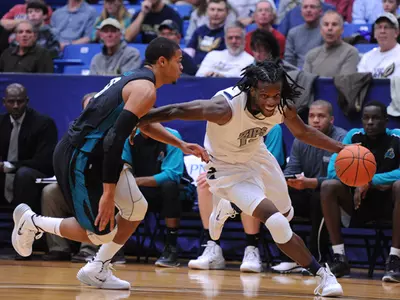 Men's Basketball Opens Season with 72-63 Win Over Coastal Carolina Image