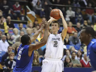 Men's Basketball Tallies Win No. 20 with 70-62 Victory at Eastern Michigan Image