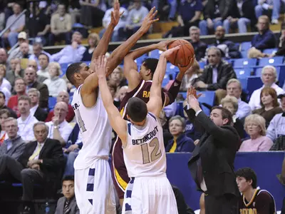 Late Surge Gives Men's Basketball a 68-56 Win over Central Michigan Image