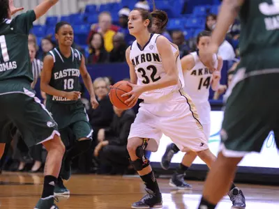 Tecca dominates as Women's Basketball defeats Miami, 84-77 Image