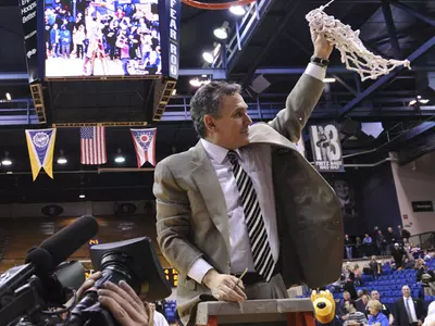 Men's Basketball Claims MAC Regular-Season Title with 72-58 Win Over Miami Image