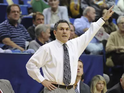 Early Registration for Men's Basketball Camps Ends April 30 Image