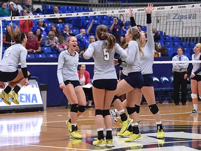 Volleyball puts away Toledo in five sets Image