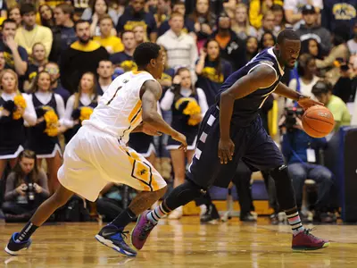 Men's Basketball Falls 60-57 at Kent State on Last-Second Bucket Image