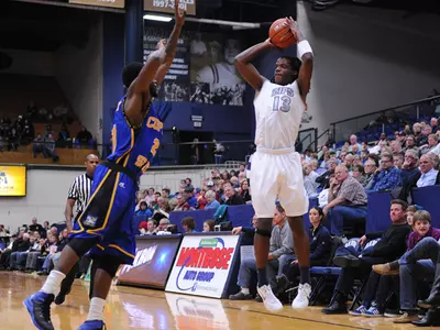 Diggs' Game-Winner Gives Men's Basketball a 65-63 Win Over Bowling Green Image