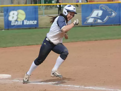Softball rebounds with 7-3 victory over Binghamton Image