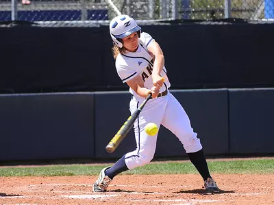 Softball drops single game to Siena, 4-3 Image