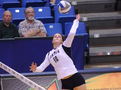 White Team hangs on for the win in Volleyball's intrasquad scrimmage Image