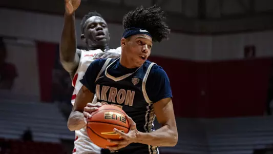 MenĂ¢??s Basketball vs Akron