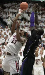 Williams' Game-Saving Block Lifts No. 12 Arizona 87-86 Over Washington