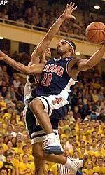 Wildcats Overwhelm Oregon, 100-87