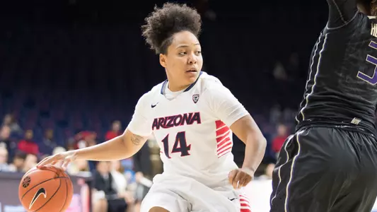 Senior guard Malena Washington (14)