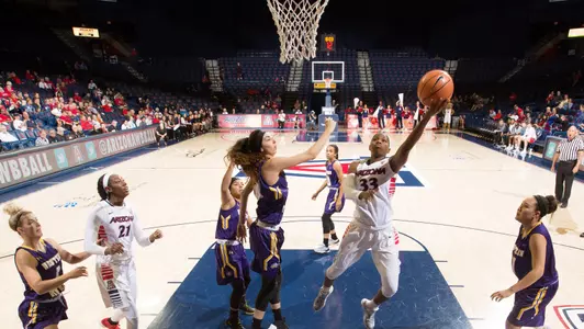 Senior guard JaLea Bennett (33)