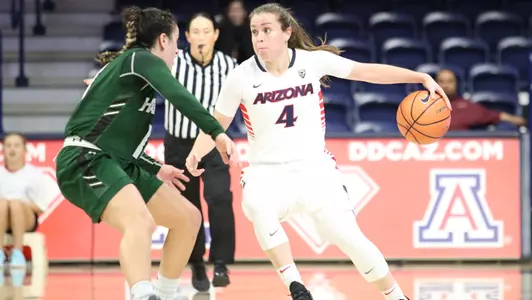 Sophomore guard Lucia Alonso (4)