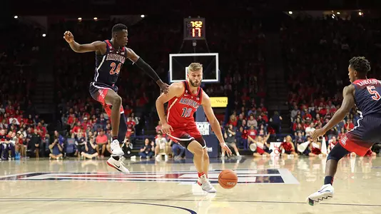 Ryan Luther drives into the paint in the Red-Blue Game