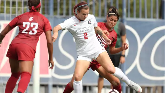 Sophomore midfielder Amanda Porter (2)